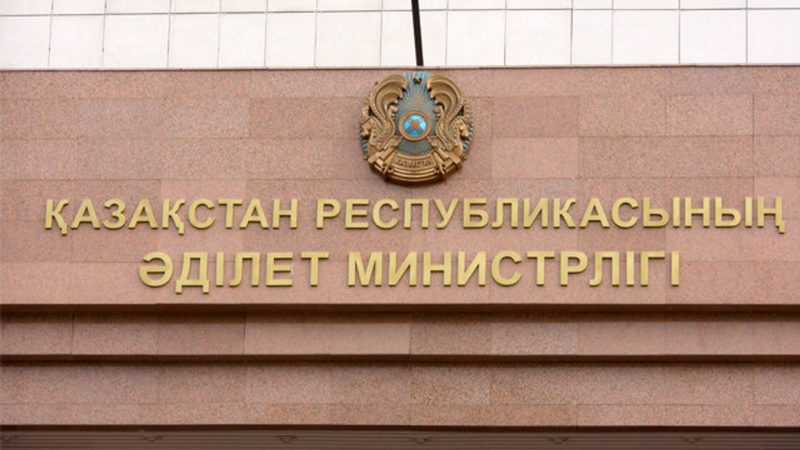 Алюминиевые горизонтальные жалюзи для окон с установкой: конструктивные особенности и монтаж