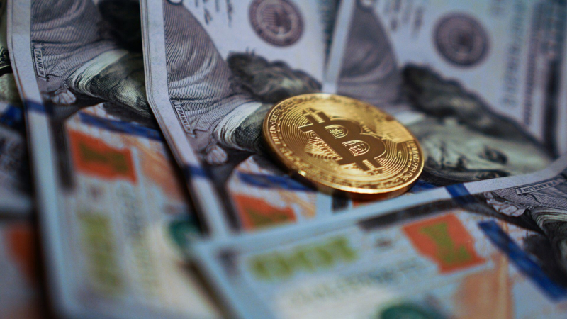 Биткоин достиг $100 тысяч: впервые в истории криптовалют