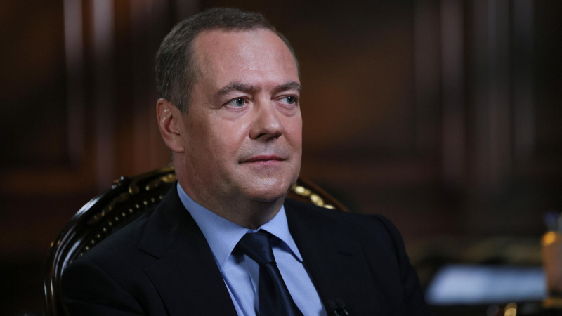 Медведев рассказал, как Запад управляет Украиной