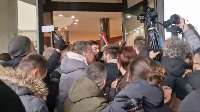 Протестующие блокировали улицу у Радио и телевидения Сербии
