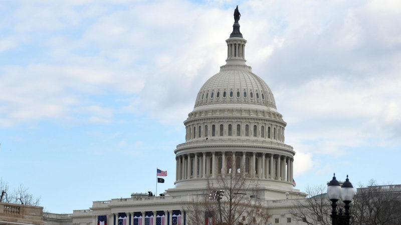США могут ввести жесткие санкции против российской нефти, пишет Блумберг