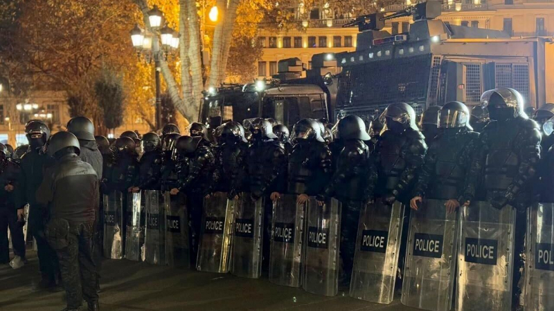 Участников митинга у станции метро «Руставели» в Тбилиси разогнали