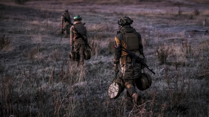 Украинские военные бросают натовские гранатометы и гранаты