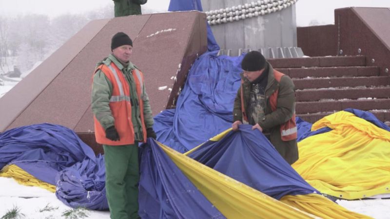 В Киев сняли с флагштока главный флаг Украины
