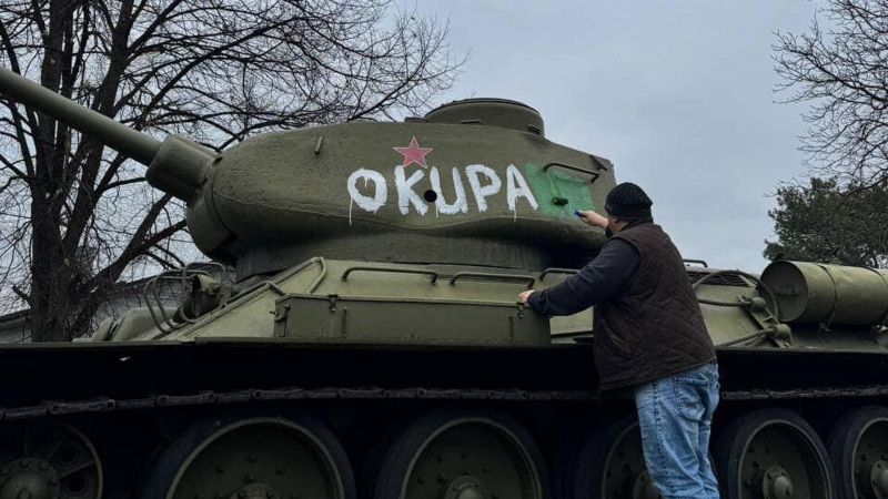 В Словакии закрасили нанесенную вандалами надпись на советском танке