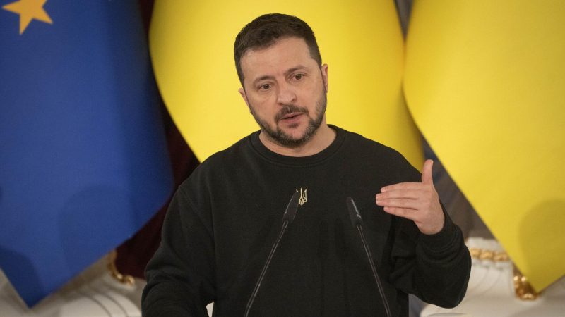 Зеленский заявил, что не может законодательно признать потерю территорий